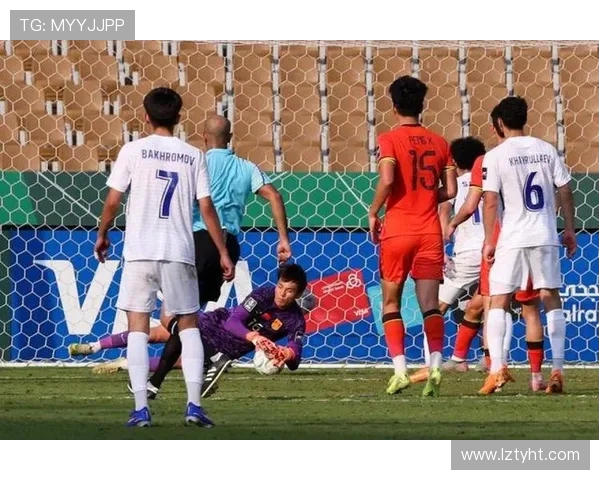 中国男足逆转取胜亚洲劲旅全场鏖战展现团队拼搏精神 中国男足逆转取胜亚洲劲旅全场鏖战展现团队拼搏精神